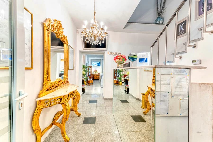 Ulaz u salon, pult i ogledalo u zlatnom ramu