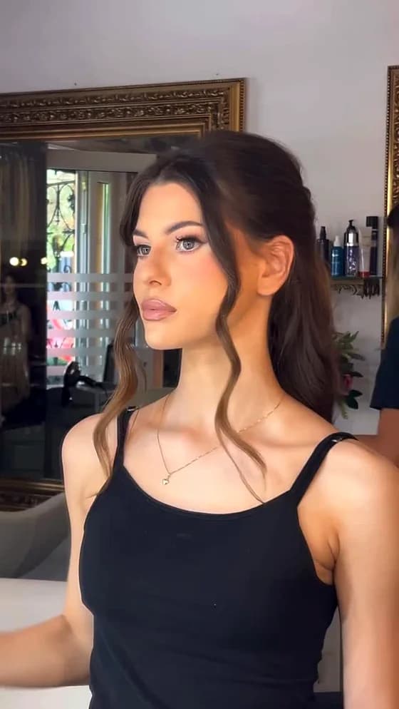 Poluvezana kosa sa talasima